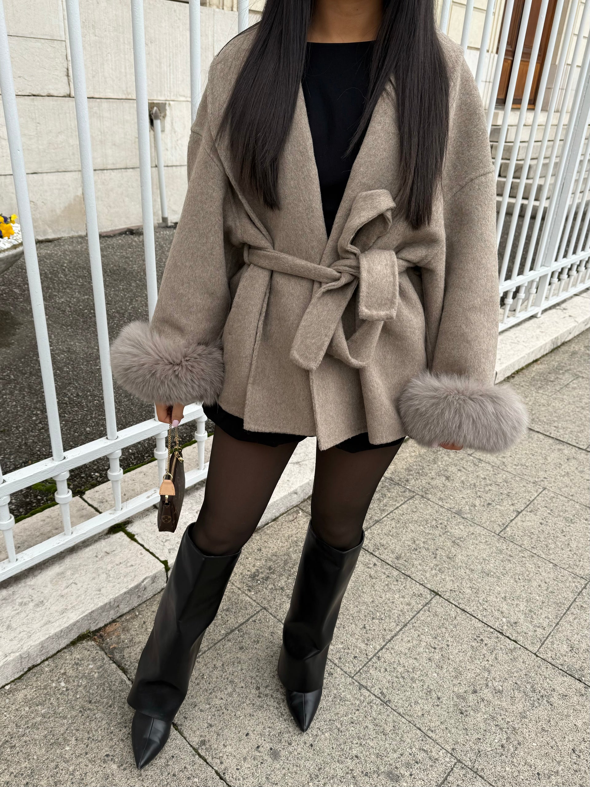 Bellavène – Elegant silhouette – Belted faux fur coat