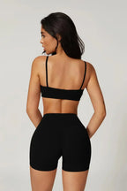 Idalia – V-taille design – Sportbeha en short set