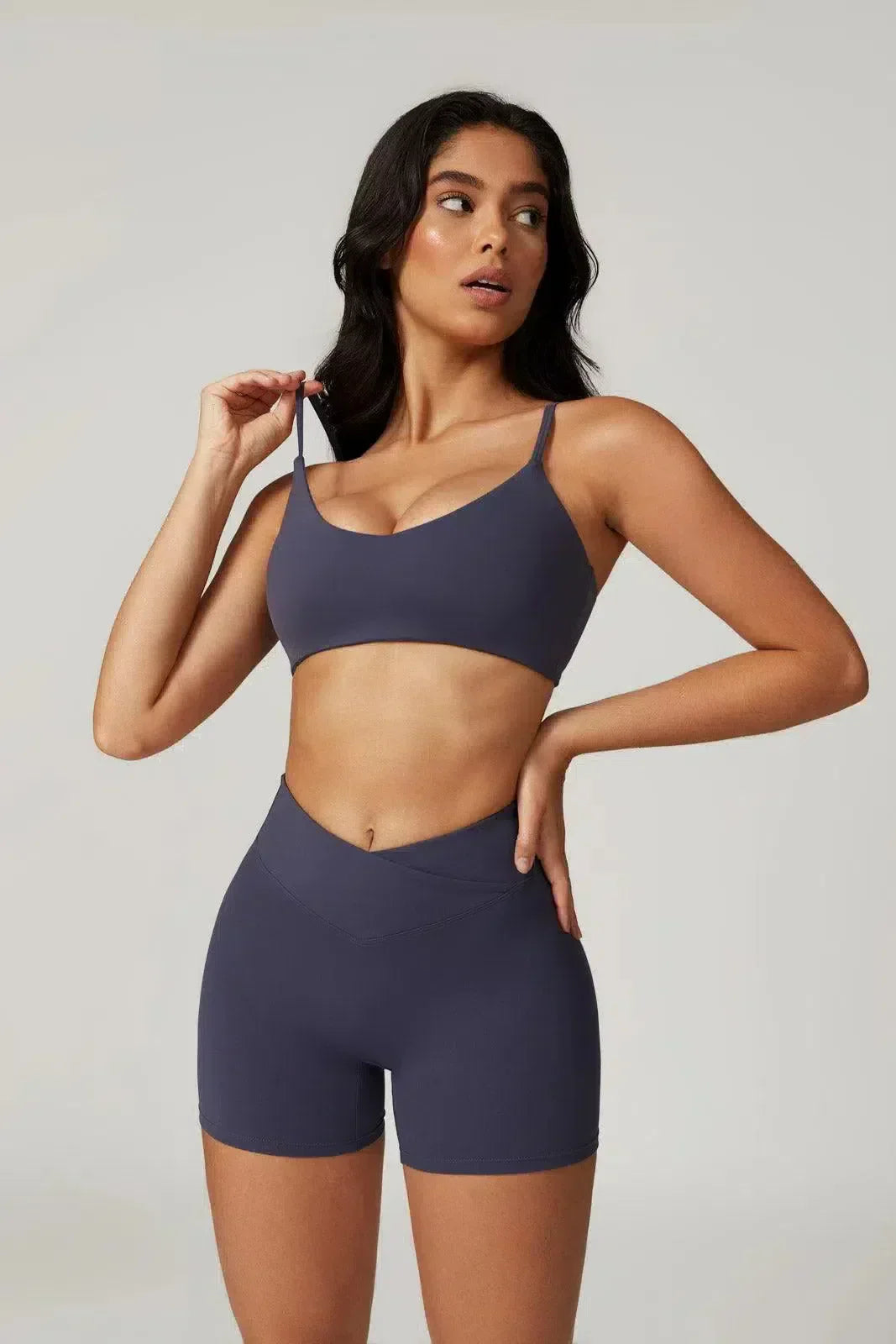 Idalia – V-taille design – Sportbeha en short set