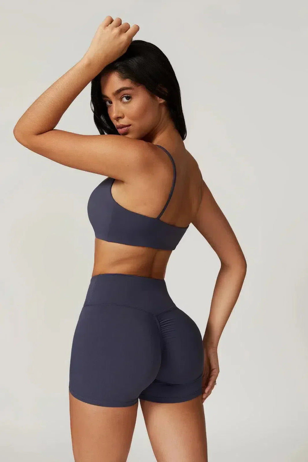 Idalia – V-taille design – Sportbeha en short set