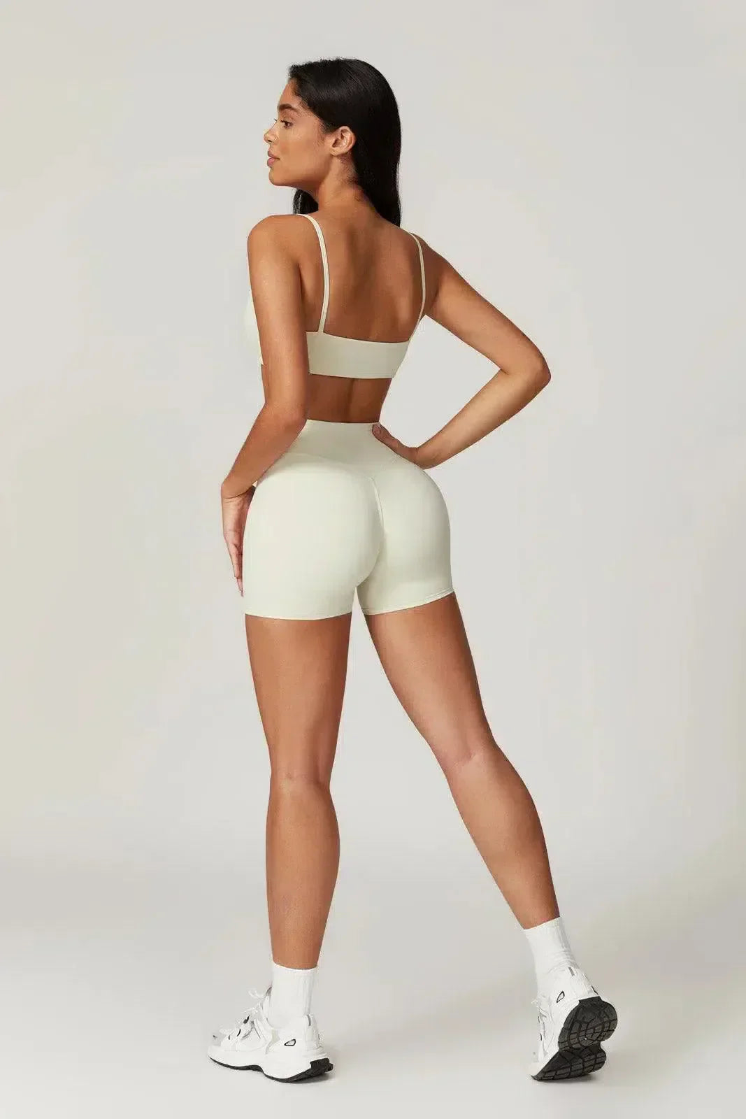 Idalia – V-taille design – Sportbeha en short set