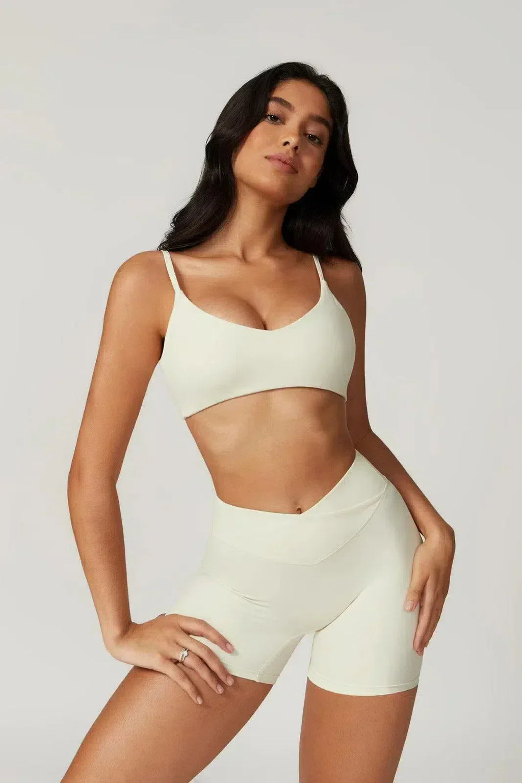 Idalia – V-taille design – Sportbeha en short set