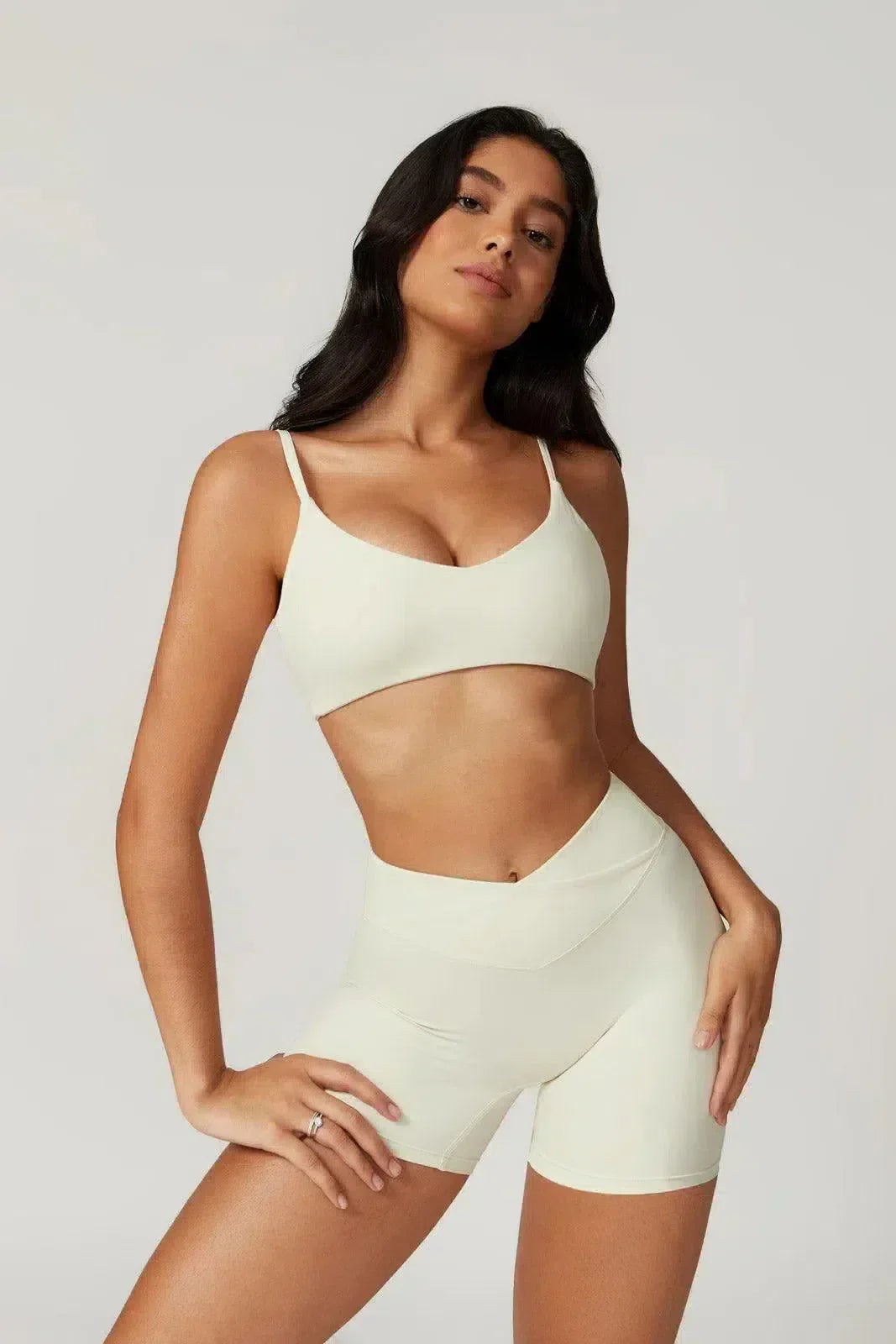 Idalia – V-taille design – Sportbeha en short set